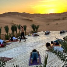 Yoga Zeremonie Wüste Sonnenuntergang