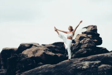 Ina Hoffrogrogge in einer Yoga Pose während einer Online Yoga Praxis